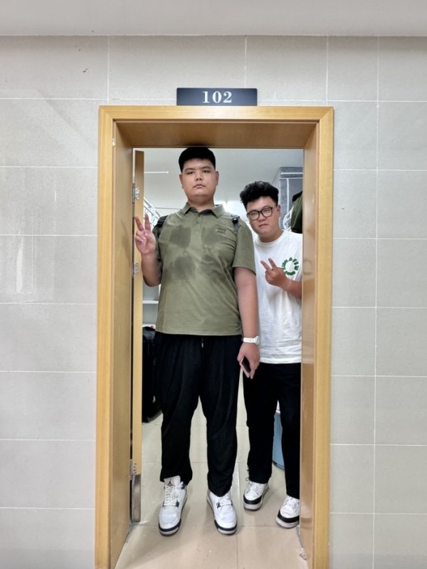 安徽润格 2米新生报到，穿51码大鞋，学校定制加长床铺